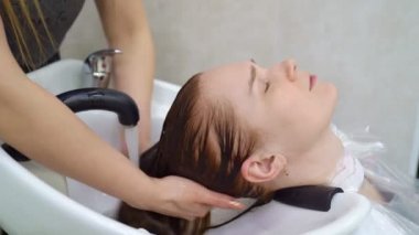 Saç boyasının kökleri lekelenmiş. gri gölgeleme.