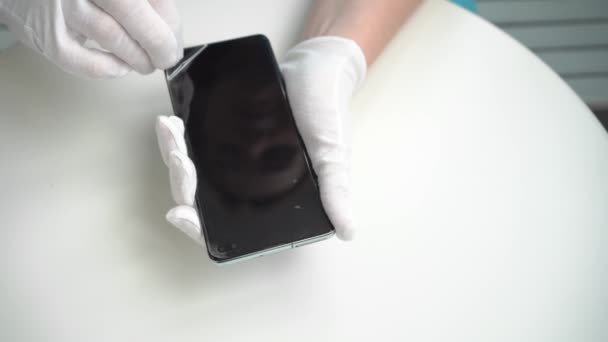 Installatie van een beschermhoes smartphone. — Stockvideo