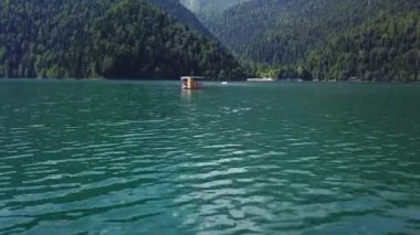 Ritsa Gölü Abhazya 'da 25.07.2018 su üzerinde çatışma