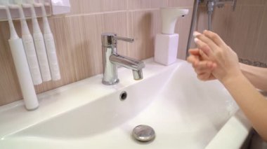 Hijyen. Çocuk ellerini yıkamak köpük suyu 