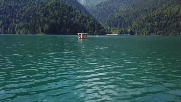 Озеро Ріца Абхазія вистрілює над водою 25.07.2018 — стокове відео