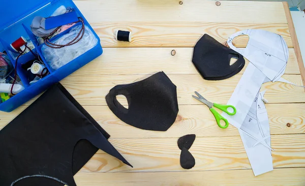 Telas y costura para coser una máscara antivirus . —  Fotos de Stock