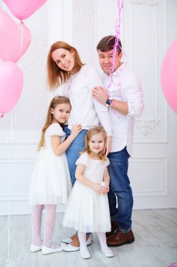 Pembe balonlu kızları olan bir aile..