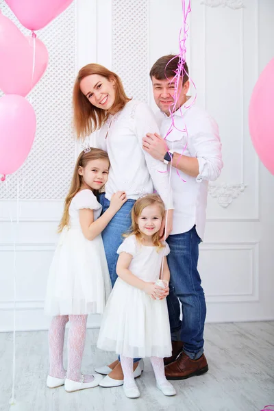 Familj med döttrar med rosa ballonger. — Stockfoto