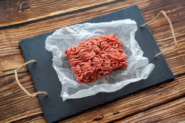 Kağıt ve taş tepside kıyma.