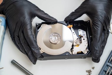 Bilgisayar Sabit Sürücüsü aç. Tornavida seti. Eller.