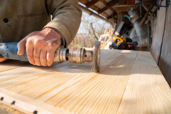 Drahtbürste für die Holzbearbeitung, auf einem Bohrer. — Stockfoto