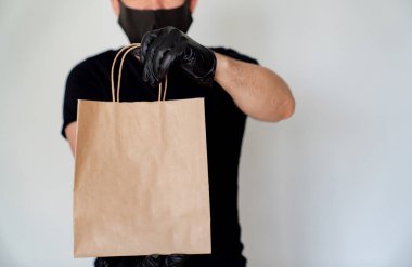 Karton çantalı bir teslimatçı.