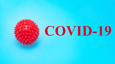 COVID-19 Mavi arkaplanda kırmızı yazı.