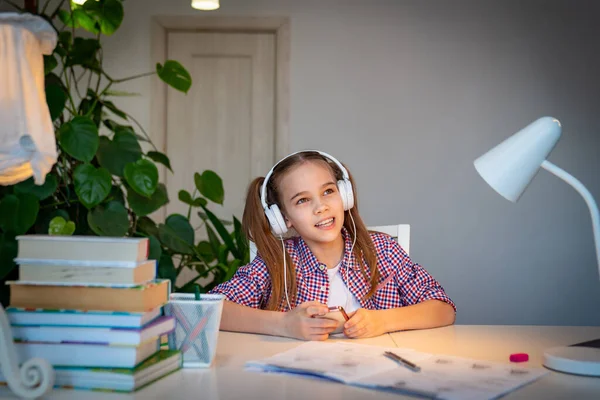 menina tendo aula de xadrez online, e-educação, ensino à distância 8427721  Foto de stock no Vecteezy