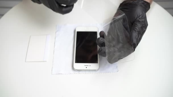 Instalación de cubierta protectora película smartphone . — Vídeos de Stock