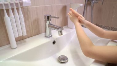Hijyen. Çocuk ellerini yıkamak köpük suyu