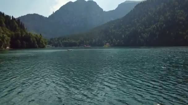 Lago Ritsa Abcásia atirando sobre a água 25.07.2018 — Vídeo de Stock