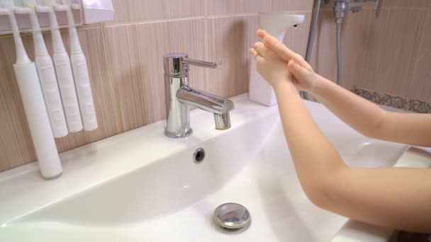 Igiene. lavaggio d'acqua di schiuma di sapone di mani di bambino — Video Stock