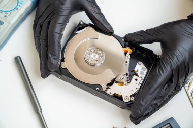 Bilgisayar Sabit Sürücüsü aç. Tornavida seti. Eller.