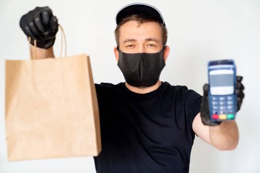 Ulaşılmaz ödeme. Teslimatçı. Karton çanta.