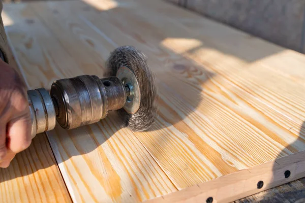 Cepillo de alambre para trabajar la madera, en un taladro . —  Fotos de Stock