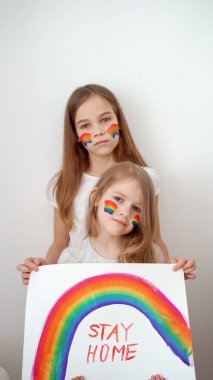 Kızlar gökkuşağı çizdi ve poster evde kaldı..