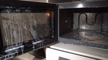 Süt mikrodalgada patladı..