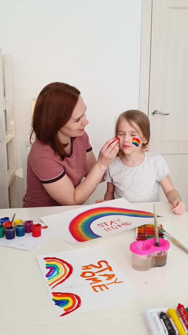 Vídeo vertical mãe desenha criança de arco-íris na bochecha . — Vídeo de Stock