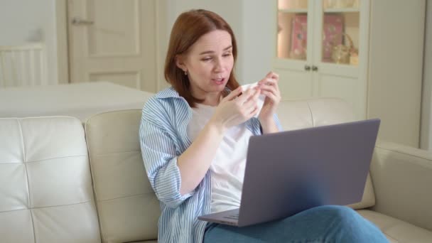 Mujer llorando en psicólogo consejero en línea — Vídeos de Stock