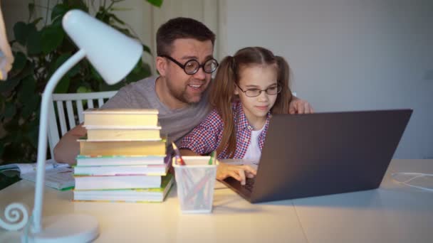 Papa dans les lunettes aide fille leçons sur ordinateur portable — Video