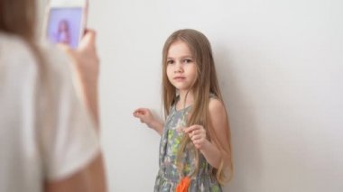 Çocuk kızlar. sosyal ağlar veya günlük için video.