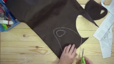 İvme. Erkek elleri siyah yüz maskesi diker.