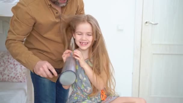 Pappa torkar liten flicka långt hår med hårtork — Stockvideo