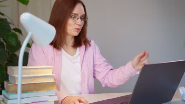 Mulher com cabelo escuro em ofertas camisa rosa on-line — Vídeo de Stock