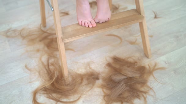 Hair falling on flour after cutting hair. — Stock Video