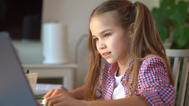 Κορίτσι κάνει τα μαθήματα, την εργασία για το φορητό υπολογιστή. — Αρχείο Βίντεο