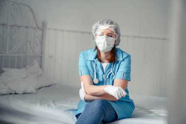 Üniformalı doktorun stresi var. Coronavirüs salgını