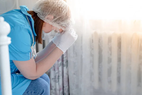 El doctor de uniforme tiene estrés. Brote de Coronavirus — Foto de Stock