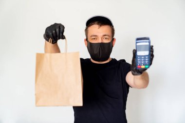 Ulaşılmaz ödeme. Teslimatçı. Karton çanta.