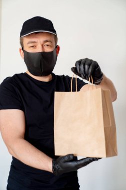 Karton çantalı bir teslimatçı.