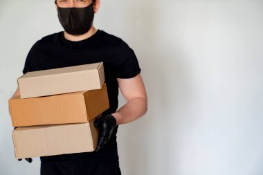 Karton kutular içinde teslimatçı.