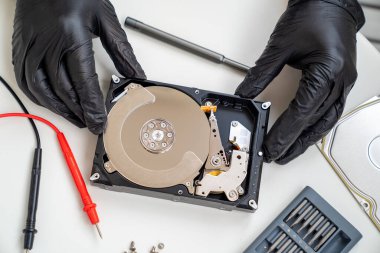 Bilgisayar Sabit Sürücüsü aç. Tornavida seti. Eller.