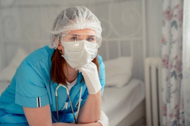 Üniformalı doktorun stresi var. Coronavirüs salgını