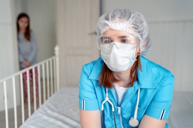 Evden doktor çağırır, çocuğu muayene eder.