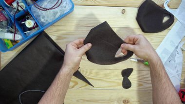 Erkek elleri siyah yüz maskesi diker 