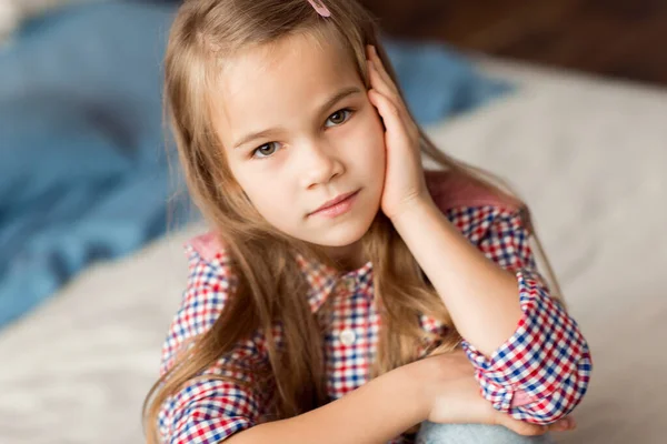 Schönes kleines Mädchen im karierten Hemd, blondes Haar — Stockfoto