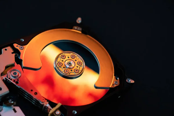 Computador de disco rígido desmontado, efeito espelho — Fotografia de Stock