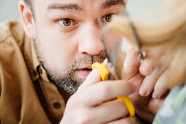 Папа стрижет волосы дома во время карантина
.