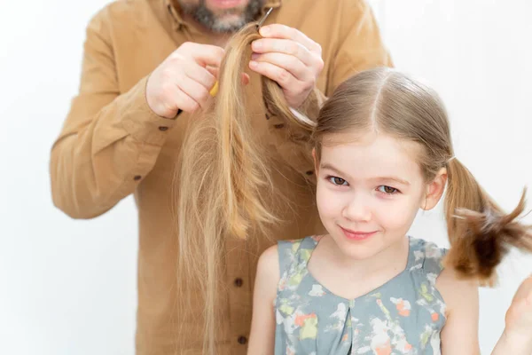 Papá corta el pelo en casa del niño durante la cuarentena . — Foto de Stock