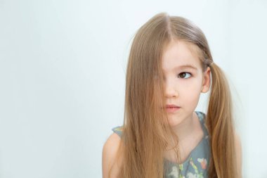 Komik küçük kız tek kuyruk topladı.