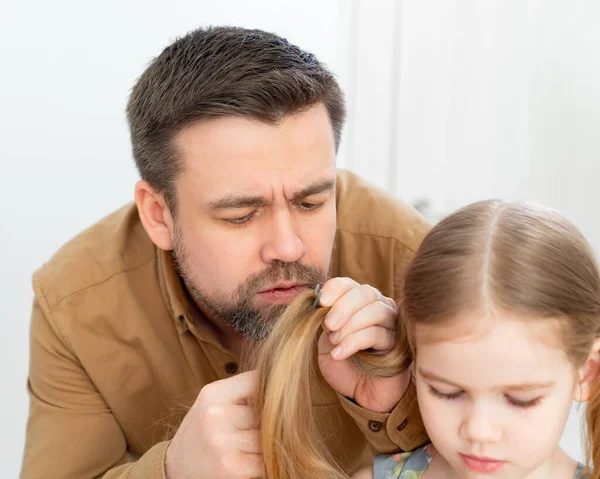 Tata obcina włosy w domu dziecka podczas kwarantanny. — Zdjęcie stockowe