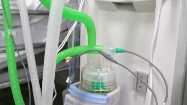 Аппарат искусственной вентиляции легких. больница — стоковое видео