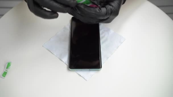 Ochrana obrazovky nebo krycí sklo. černý smartphone. — Stock video
