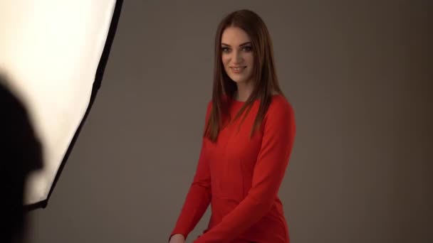 Prises de vue en coulisses. fille en rouge dans Studio . — Video